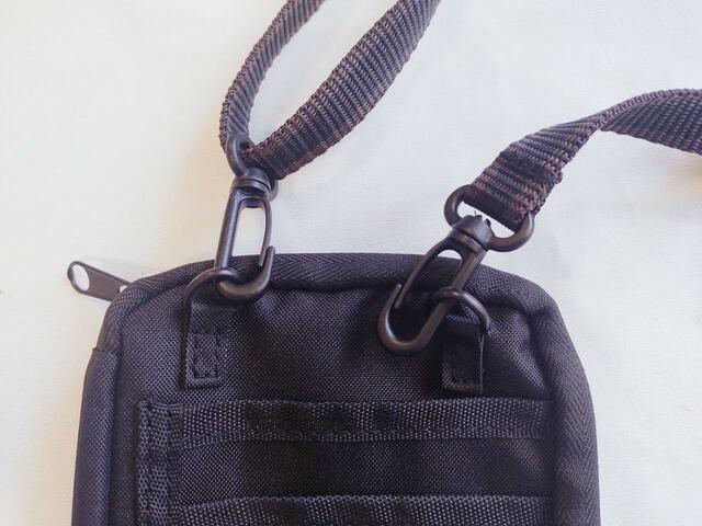 ショルダーが取り付けできるDカンつき