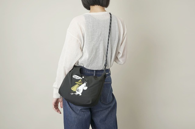 【moomin ムーミン リッチな刺繍の2wayバッグ】ショルダーは厚手のアウターの上からでもゆったりと斜め掛けができる贅沢な長さを確保