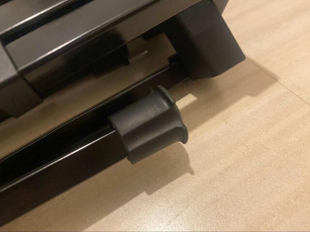 【ワークマン　燃え広がりにくいローチェア】脚は傷つかないようにカバーがついている