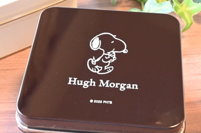 【ヒューモルガン「チョコチップクッキー スヌーピー缶」】チョコチップクッキーを食べているスヌーピーがデザインされています