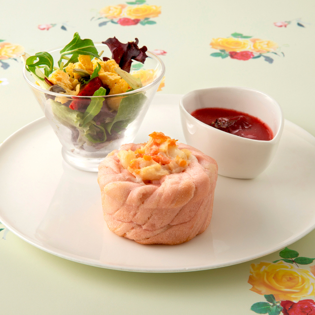 「ポテトサラダのフラワーブレッド／苺とコンソメの冷製スープ／ミモザ風苺のガーデンサラダ」＜期間：2026年4月1日～5月7日＞【4月のタカノフルーツティアラは「お花」がモチーフに♪フレッシュフルーツ食べ放題＆苺とマンゴーのアフタヌーンティーで優雅な時間をどうぞ！】