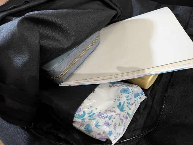 【無印良品　肩の負担を軽くする 撥水上から開くリュックサック】前面のポケットも大きめなので、すぐ取り出したいものの保管に便利！