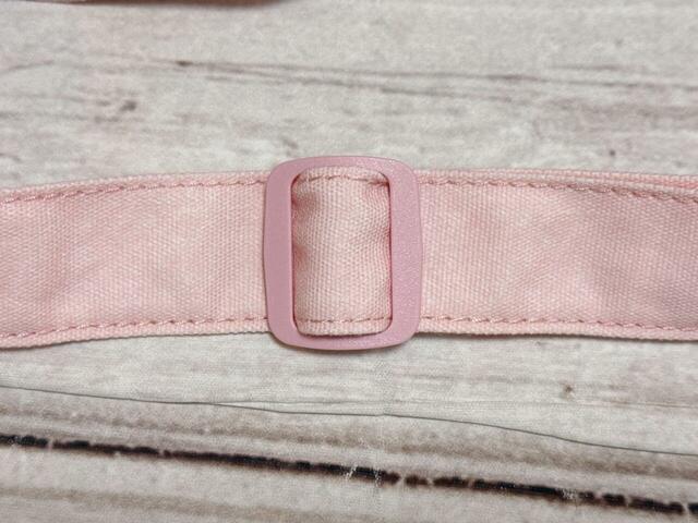 ショルダーストラップは長さ調整が可能ですが、取り外しは不可