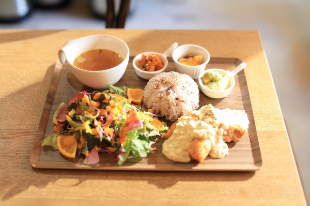 名物の「チキン南蛮定食」