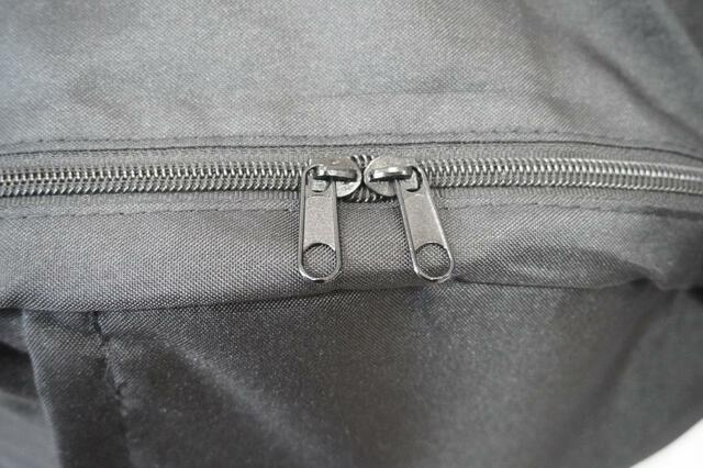 ファスナーは両開きタイプ