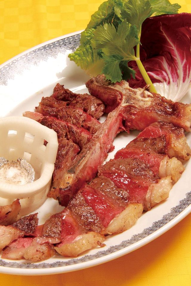 イル・ボッカローネ（恵比寿）　国産牛Tボーンステーキ 100g1400円（税別・写真は400g、オーダーは400gから）