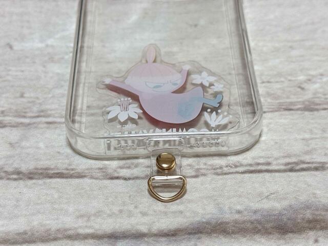 金具をスマホケースの穴に通します