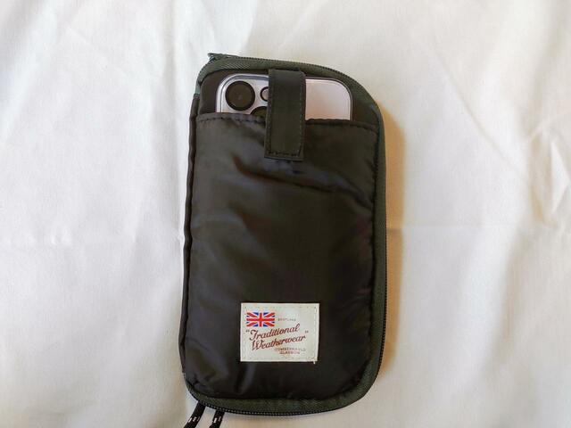 【InRed 6月号】「付録:Traditional Weatherwear スマホケース 撥水加工付きポシェット」スマホ落下を防止するベルトつき