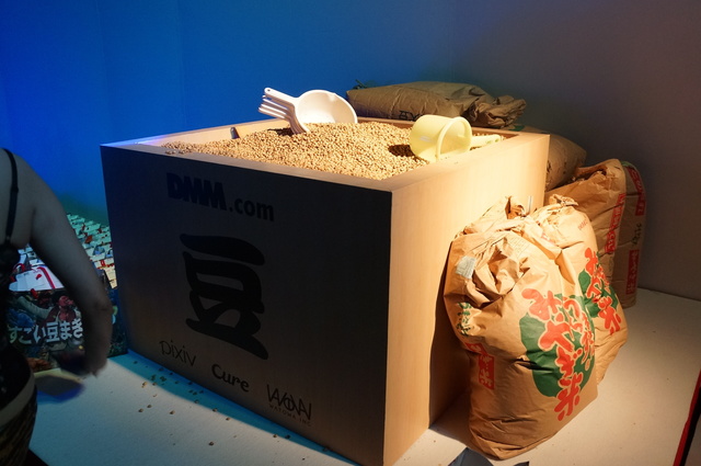 東京タワーで行われた「すごい豆まき2015」の様子。