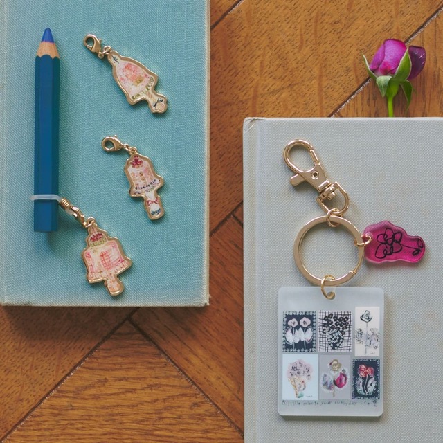 チャームセット ¥2,420、キーホルダー ¥1,980