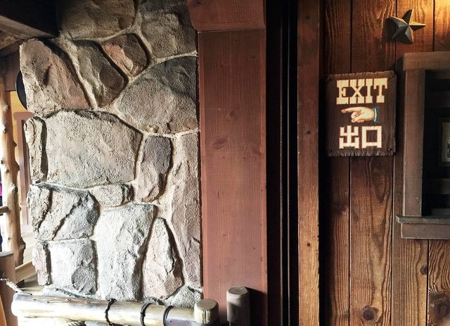 出口右側の石の柱、大人の目の高さには…?