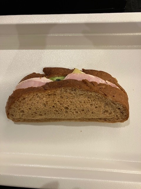 「北海道 プレミアム 美ノ国」熟成ロースハムステーキを使用したサンドイッチ