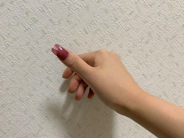 【ワッツ（Watts）】「ジェルネイルシール ワンカラーB／レッド」パッケージ裏の説明書を読みながら、早速貼っていきます！