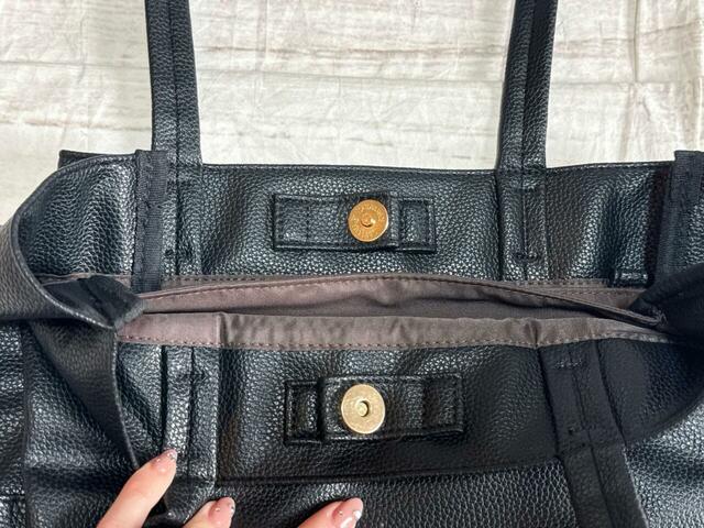 バッグの口はマグネットボタン付きでラクラク。防犯上も安心！