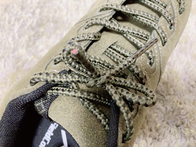 【ワークマン DIA高撥水シューズ アーバンハイク】編み込みの紐の模様がおしゃれ