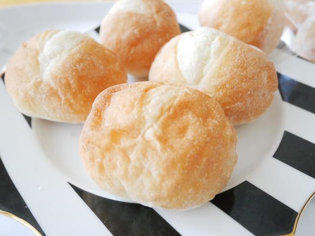 軽く温めて、バターをつけて食べるのがおすすめ／石窯ミニフランス　税込322円