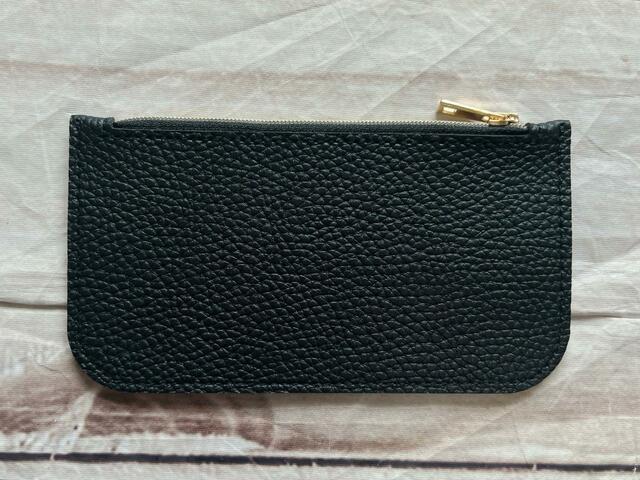 バックは装飾がないシンプルなデザイン