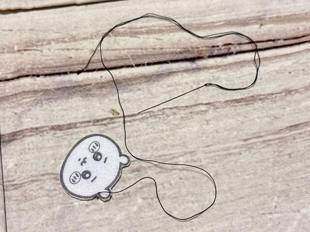 工程2：輪郭線の中心に針を出します（ここで痛恨のミス！ビーズの色に合わせて25番刺しゅう糸を使ってしまいました…！）