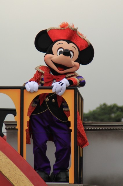 ミッキーはフック船長の船に乗ってやってきます