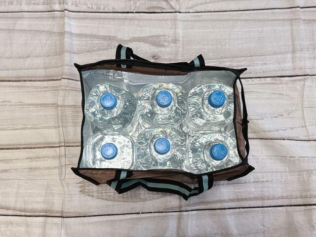 2Lのペットボトルが6本入ります。ただし、ファスナーは閉まらないので注意！