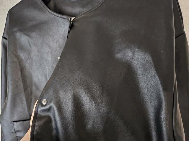 【coca フェイクレザーノーカラージャケット】程よい光沢感のあるフェイクレザーで高見えします◎