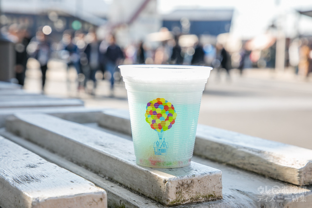 カールじいさんのホットドリンク（パイナップル風味） ¥400｜スーベニアスプーン付き ¥800 