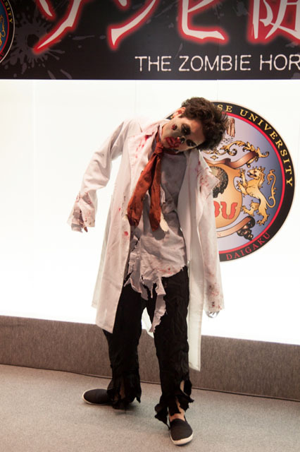 超リアル! 特殊造形のスペシャリスト・マイケルティーが創ったゾンビたちと可愛いゾンビグッズたち／研究員風