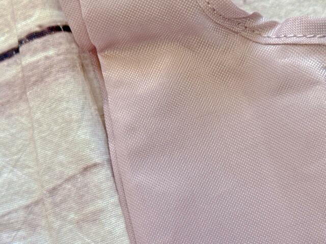 素材はポリエステル。厚手でしっかりとした生地で耐久性も◎