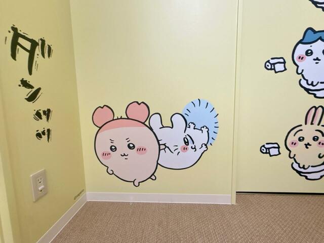 【ちいかわらんど 原宿店】トイレ近くのイラスト。モモンガを引きずれる力持ちのカニちゃんがキュート!