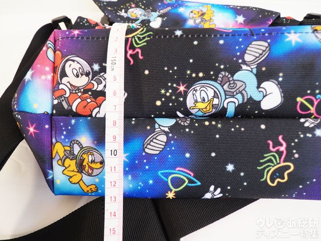 東京ディズニーリゾート|宇宙柄ショルダーバッグ¥3,900