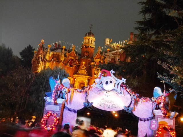 夜の不気味な全景。