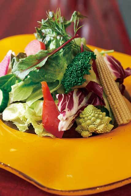 囃shiya（銀座）　ランチのハヤシライスにはたっぷりの新鮮な野菜、デザート、コーヒーが付いてくる。