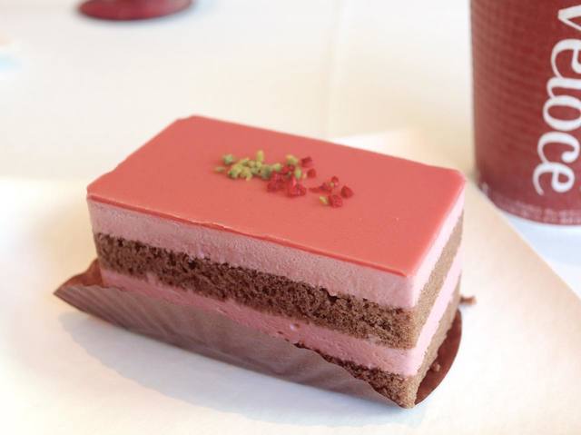 「ルビーチョコレートケーキ」  420円（税込）※神田須田町店を除く