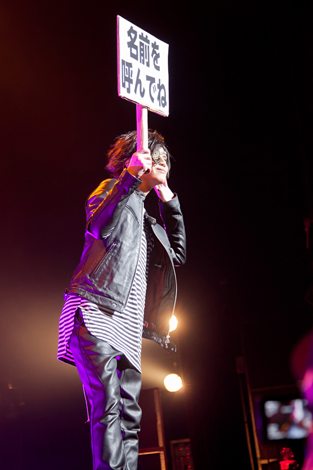 「名前を呼んでね」の看板を掲げる木村