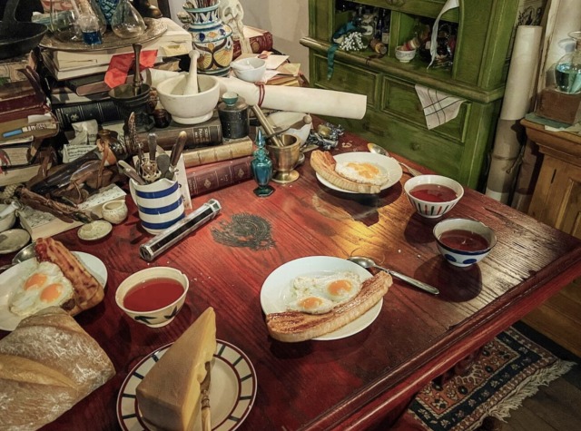 ソフィーはスプーンで目玉焼きを食べる