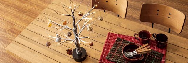 食卓をクリスマス仕様に♪ 左：LEDツリー(60cm スノーウッド iBF) 2,990円