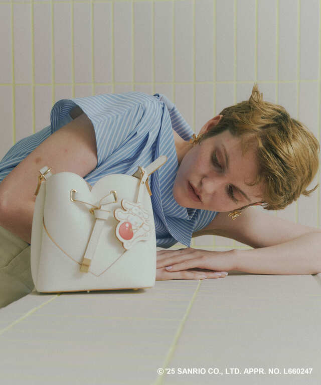 【シナモロール×VIS】「ハートカットバッグ SMALL」ホワイト ￥6,919／VIS限定のみるく＆シナモロールのチャーム付き