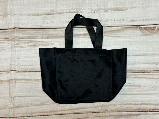 背面は装飾がないシンプルなデザイン