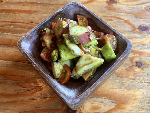 【ニショク】ペスト・ジェノヴェーゼを和えた「タコとアボカドのサラダ」。タコ好きには「水タコの唐揚げ（850円）」もおすすめ