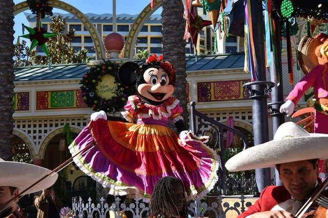 ミニーちゃんがステージに登場