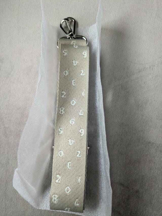 【SOU・SOU レザー調スマホポシェット】ストラップの長さは（約）幅3×長さ60～120cm