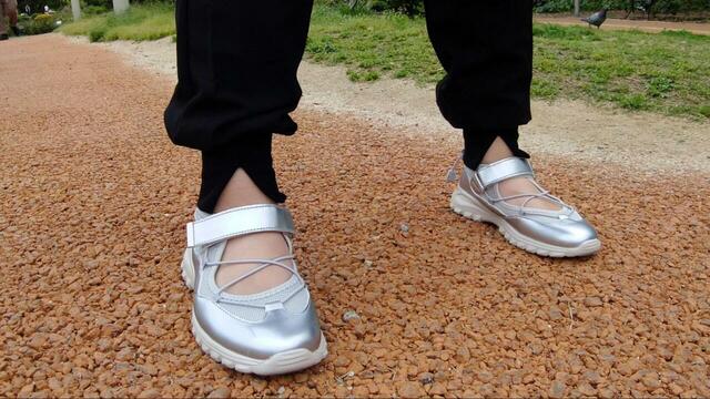 【GLOBAL WORK エアかるクッションコードスニーカー】甲がきれいに見えるので、脚長効果もありそうです♪