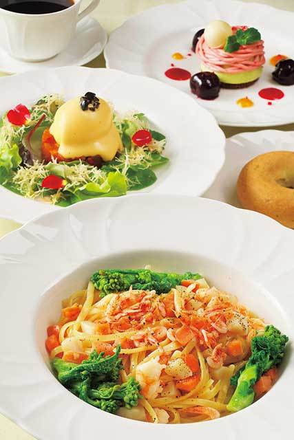 東京ディズニーランド 【イーストサイド・カフェ】スペシャルコース 2570円 半熟玉子とラタトゥイユのサラダや、ストロベリークリームとピスタチオムースなどがつく。(2015.4/1~6/23)©Disney