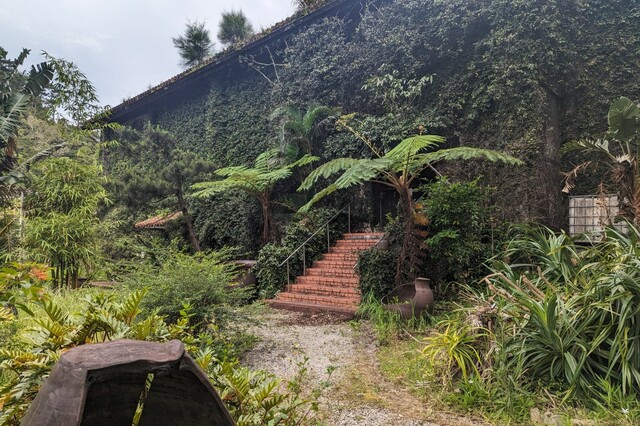 【オリエンタルホテル 沖縄リゾート＆スパ】ホテルから近い「ヘリオス酒造」の歴史を感じさせる酒蔵