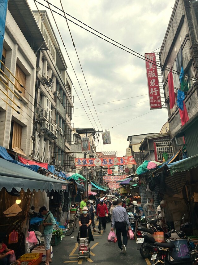 【台湾食べ歩きの旅 #7】道端に置かれた品物や乱雑なバイクの停め方、人の流れなどから、近くに市場があることがわかる
