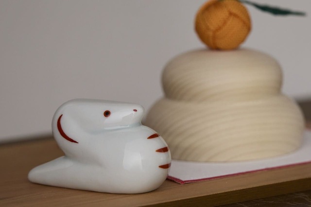 【中川政七商店】「瀬戸焼の干支飾り 巳」1,760円／愛知県瀬戸市の「中外陶園」と作った干支飾り