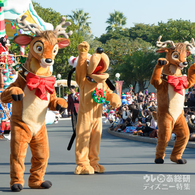 プルートとトナカイ達のユニークなフォーメーションダンス
