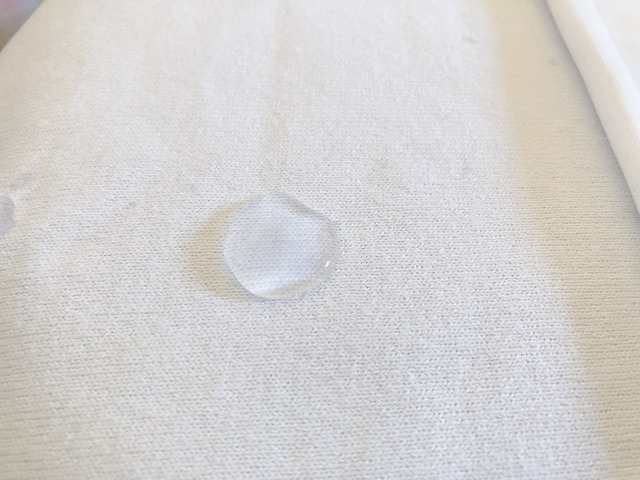 【ワークマン ヘビーウェイトコットンオーバーサイズ半袖Tシャツ】こちらは水を垂らすとまず水滴になり、その後染み込んでいきました