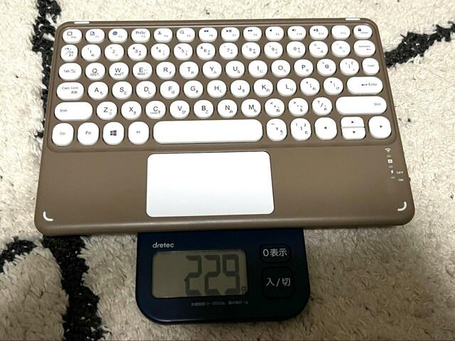 【3COINS タッチパッド付きキーボード】重さは約230g。軽くて持ち運びもラクです