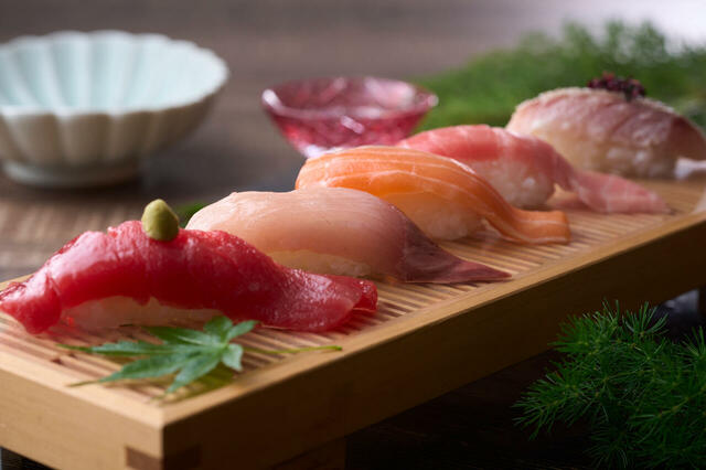 「握り寿司」＜期間：2025年7月1日〜＞【鮮度抜群の豪華メニューが揃う「大江戸三つ星バイキング」がパワーアップ！大江戸温泉物語3施設で限定開催！】